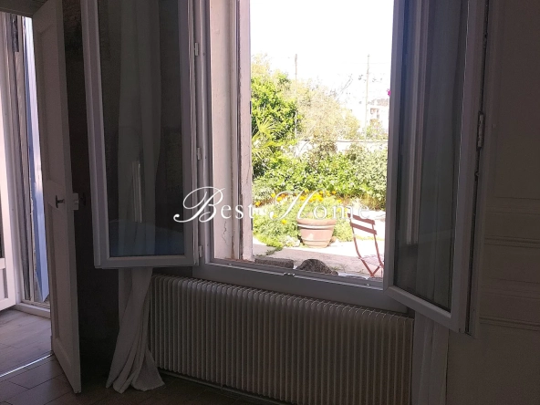 Maisons de ville à vendre à Nîmes centre avec cour et charme atypique 