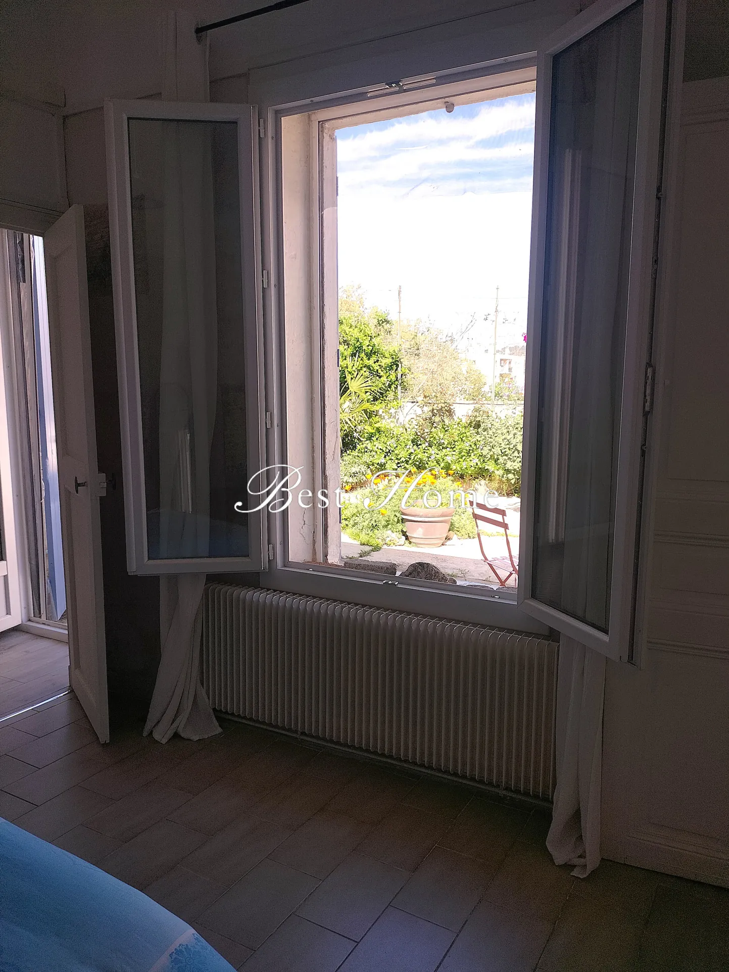Maisons de ville à vendre à Nîmes centre avec cour et charme atypique 