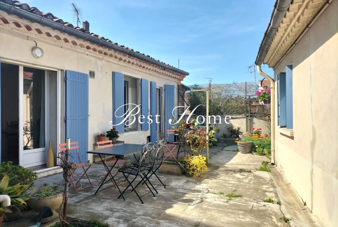 Maisons de ville à vendre à Nîmes centre avec cour et charme atypique 