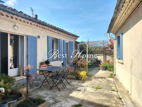 Maisons de ville à vendre à Nîmes centre avec cour et charme atypique