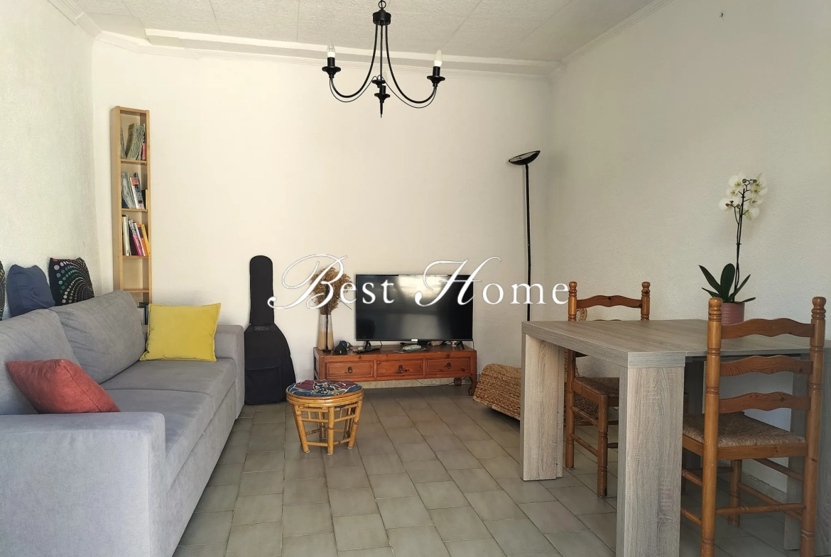 Maisons de ville à vendre à Nîmes centre avec cour et charme atypique 