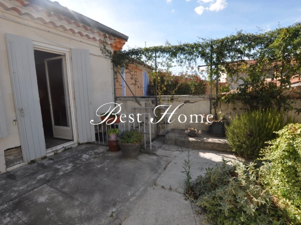 Maisons de ville à vendre à Nîmes centre avec cour et charme atypique 