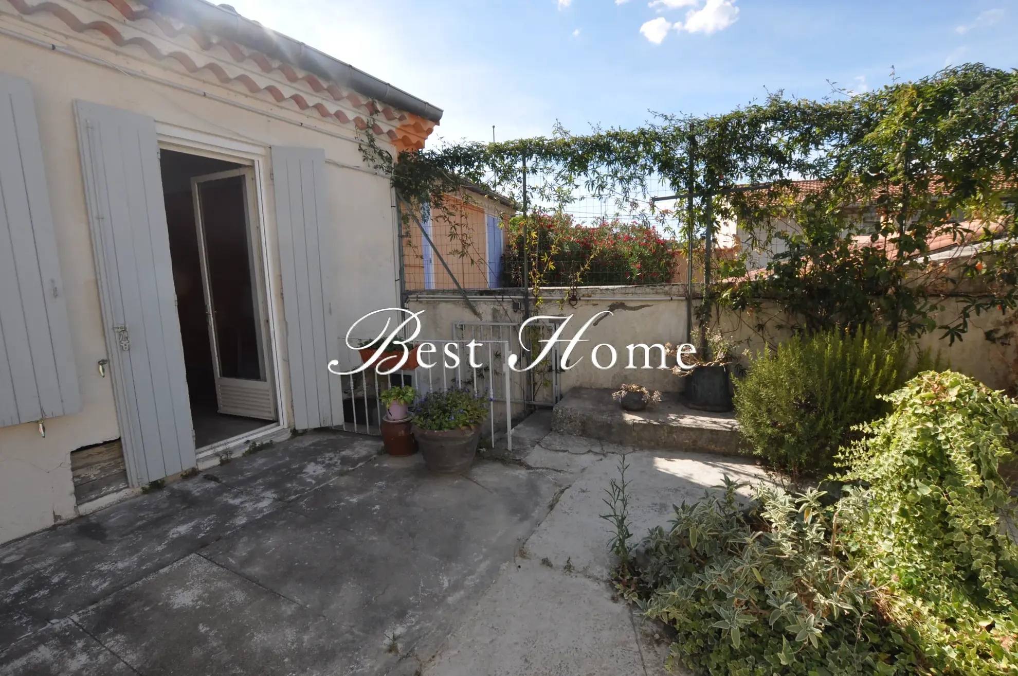 Maisons de ville à vendre à Nîmes centre avec cour et charme atypique 