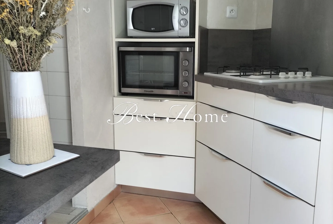 Maisons de ville à vendre à Nîmes centre avec cour et charme atypique 