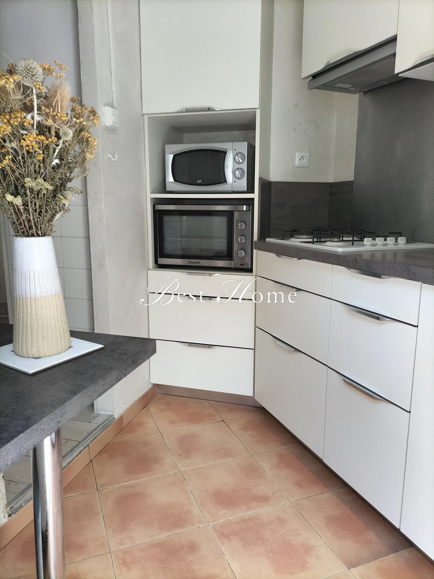 Maisons de ville à vendre à Nîmes centre avec cour et charme atypique 