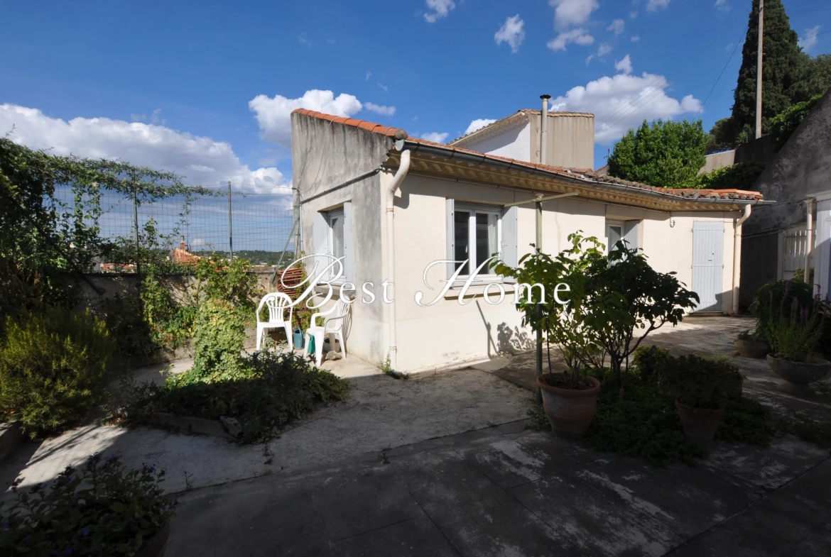 Maisons de ville à vendre à Nîmes centre avec cour et charme atypique 
