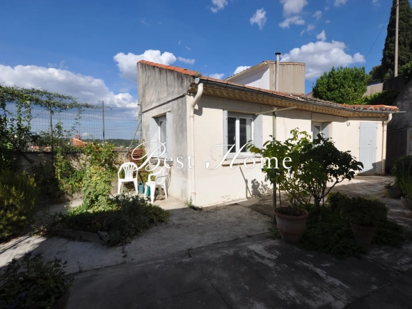 Maisons de ville à vendre à Nîmes centre avec cour et charme atypique 