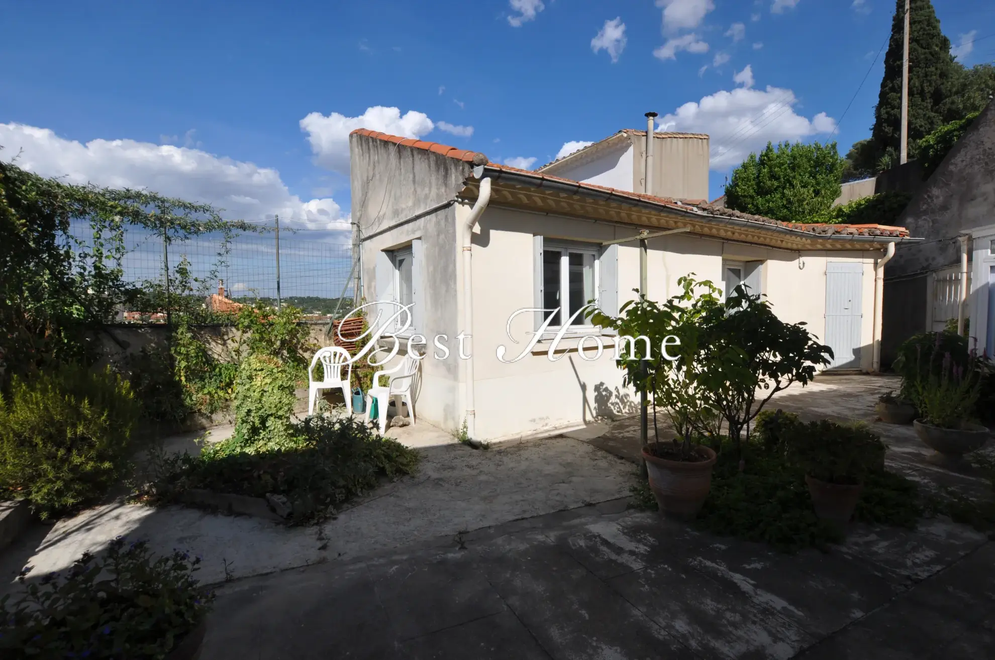 Maisons de ville à vendre à Nîmes centre avec cour et charme atypique 
