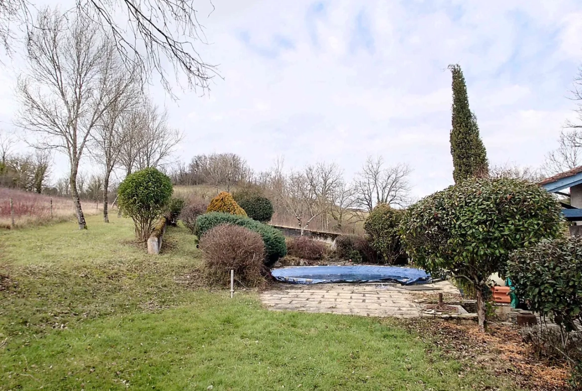 Charmante maison de 220 m² avec piscine et grand terrain à Villefranche-de-Rouergue 