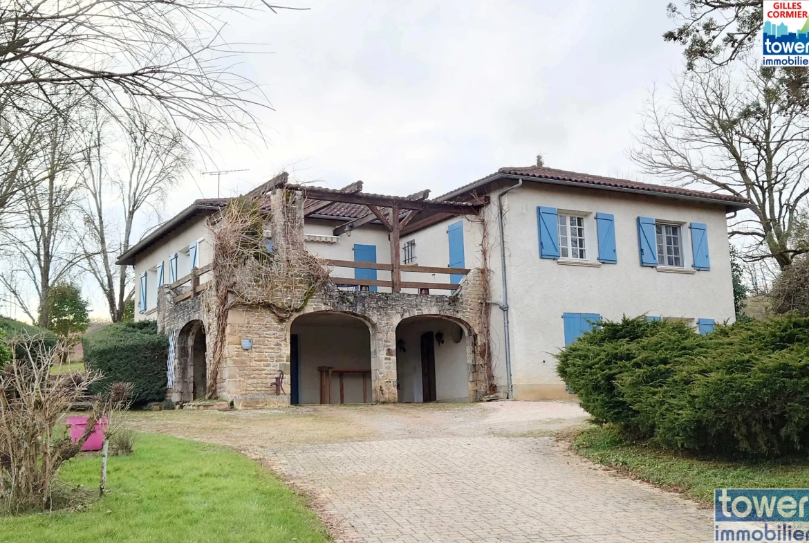 Charmante maison de 220 m² avec piscine et grand terrain à Villefranche-de-Rouergue 