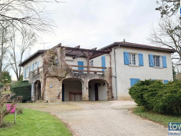 Charmante maison de 220 m² avec piscine et grand terrain à Villefranche-de-Rouergue
