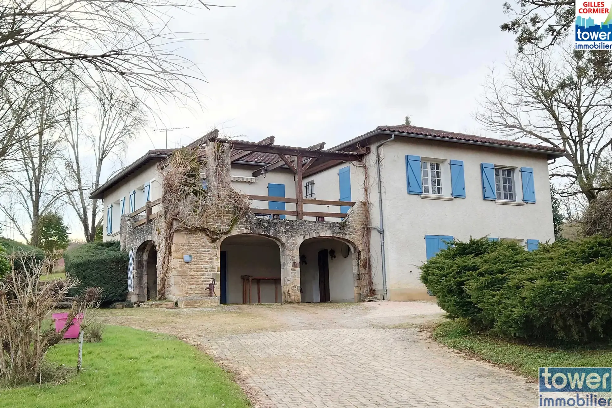 Charmante maison de 220 m² avec piscine et grand terrain à Villefranche-de-Rouergue 