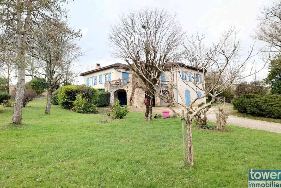 Charmante maison de 220 m² avec piscine et grand terrain à Villefranche-de-Rouergue 