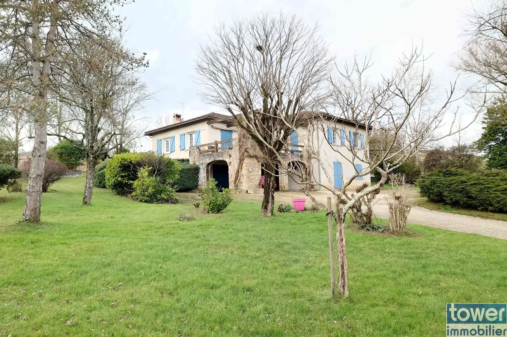 Charmante maison de 220 m² avec piscine et grand terrain à Villefranche-de-Rouergue 