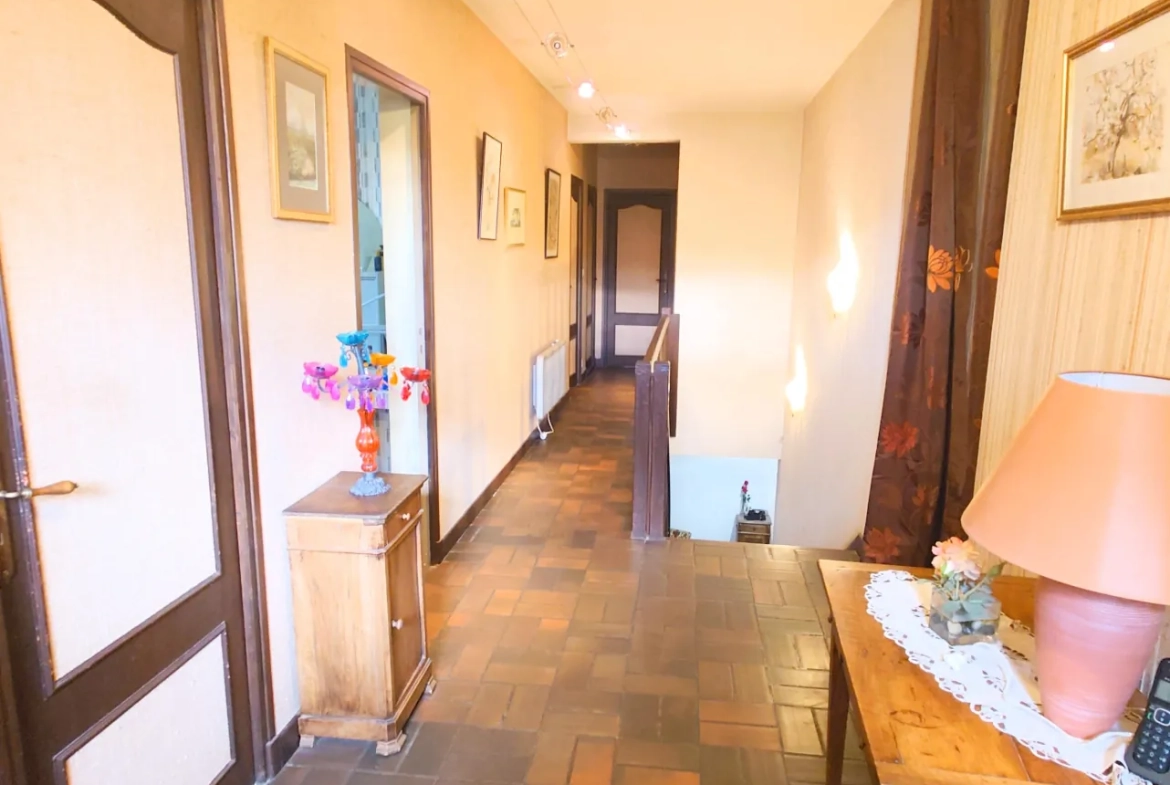 Charmante maison de 220 m² avec piscine et grand terrain à Villefranche-de-Rouergue 