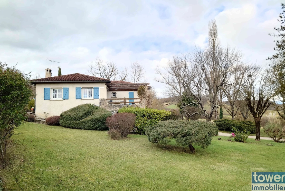 Charmante maison de 220 m² avec piscine et grand terrain à Villefranche-de-Rouergue 