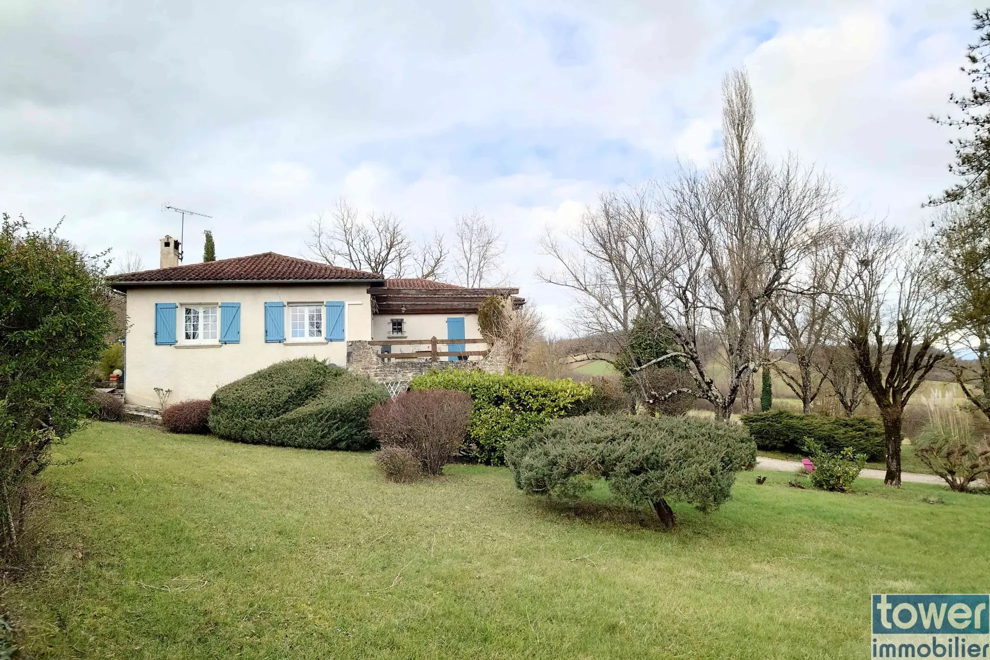 Charmante maison de 220 m² avec piscine et grand terrain à Villefranche-de-Rouergue 