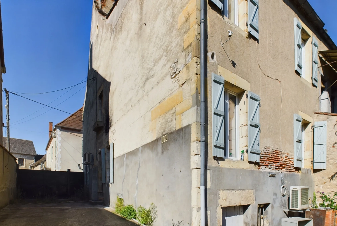 Maison de village à Jouet-sur-l'Aubois - 3 chambres, jardin, potentiel de rénovation 