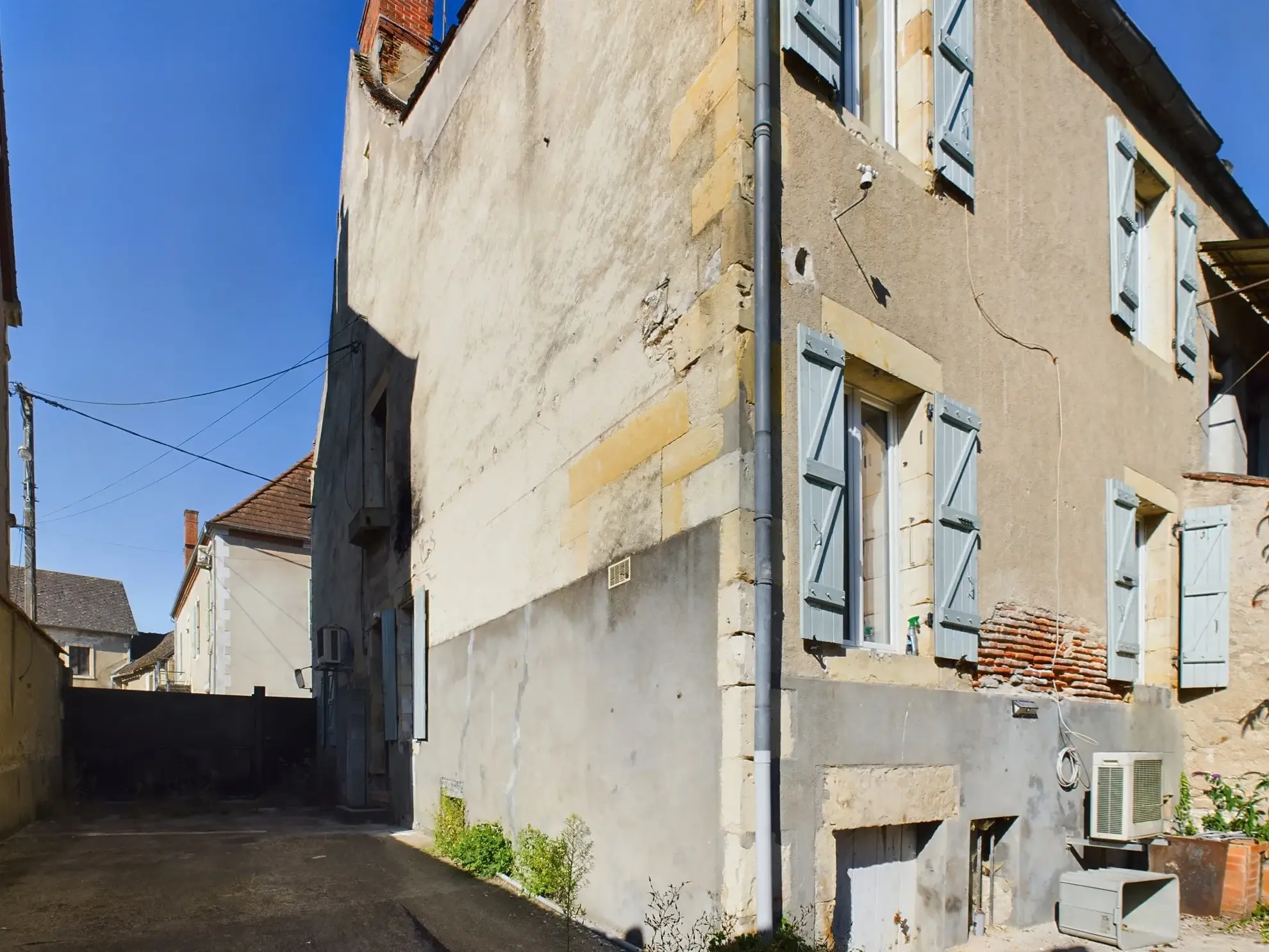 Maison de village à Jouet-sur-l'Aubois - 3 chambres, jardin, potentiel de rénovation 