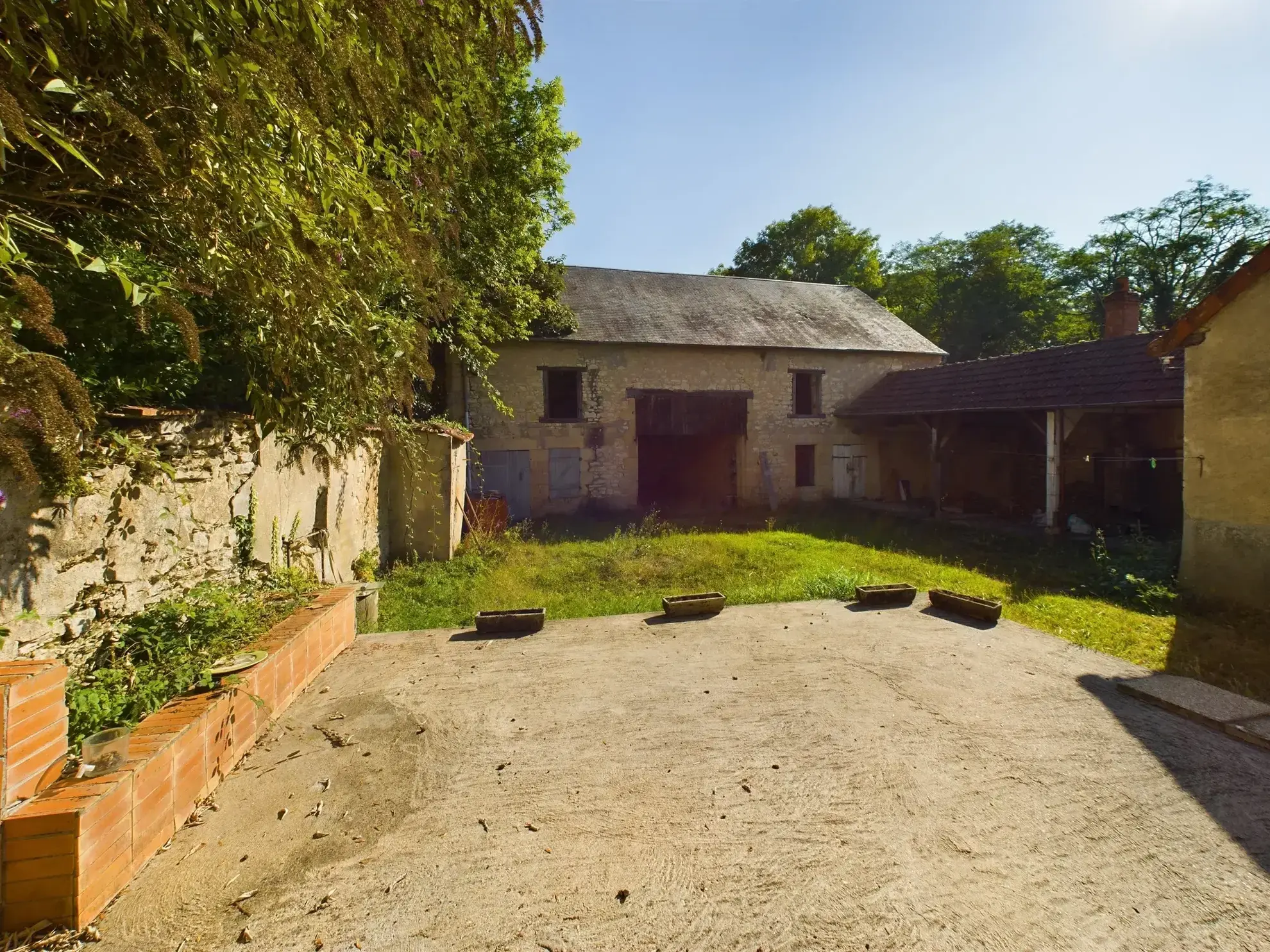Maison de village à Jouet-sur-l'Aubois - 3 chambres, jardin, potentiel de rénovation 