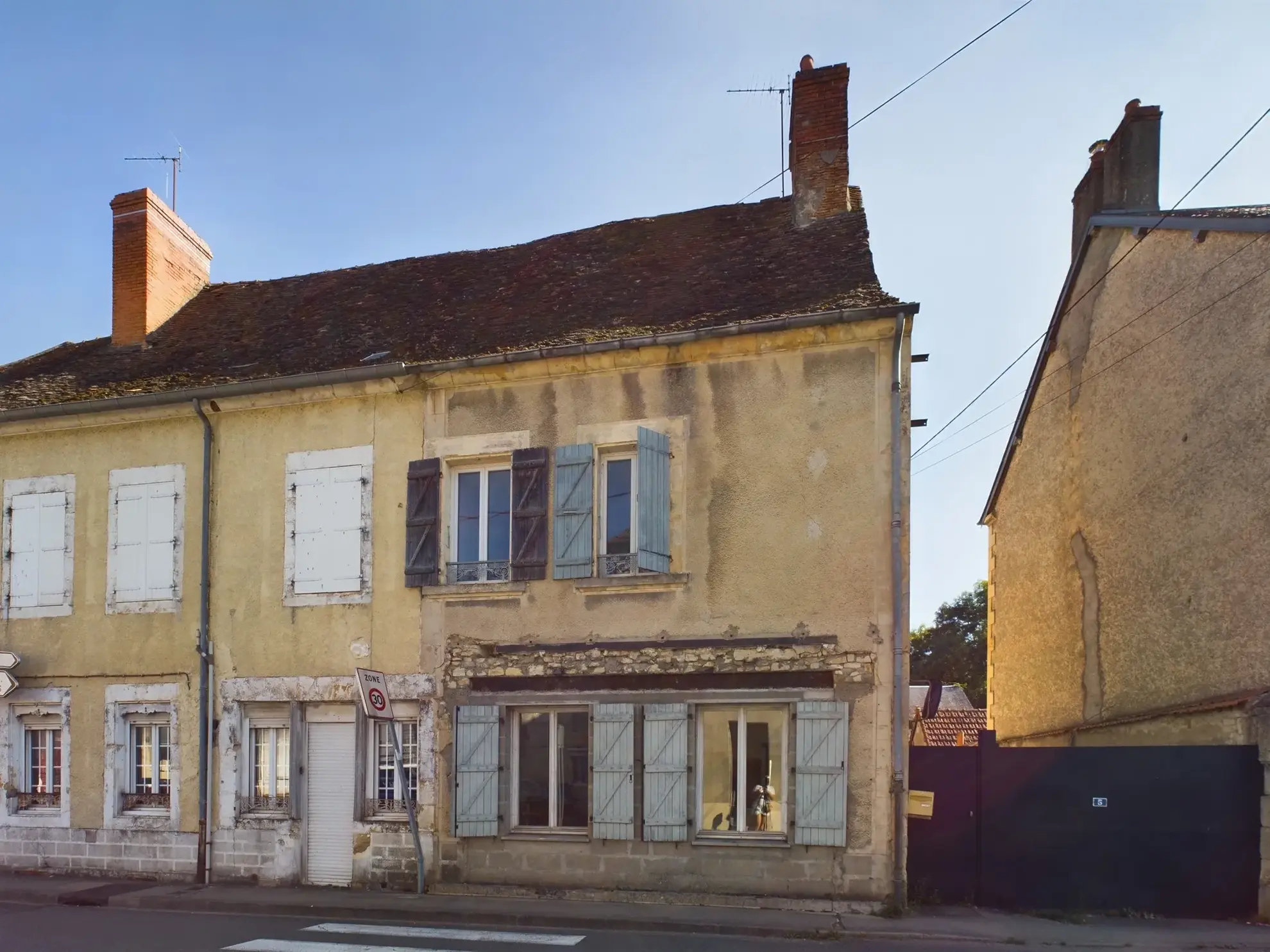 Maison de village à Jouet-sur-l'Aubois - 3 chambres, jardin, potentiel de rénovation 