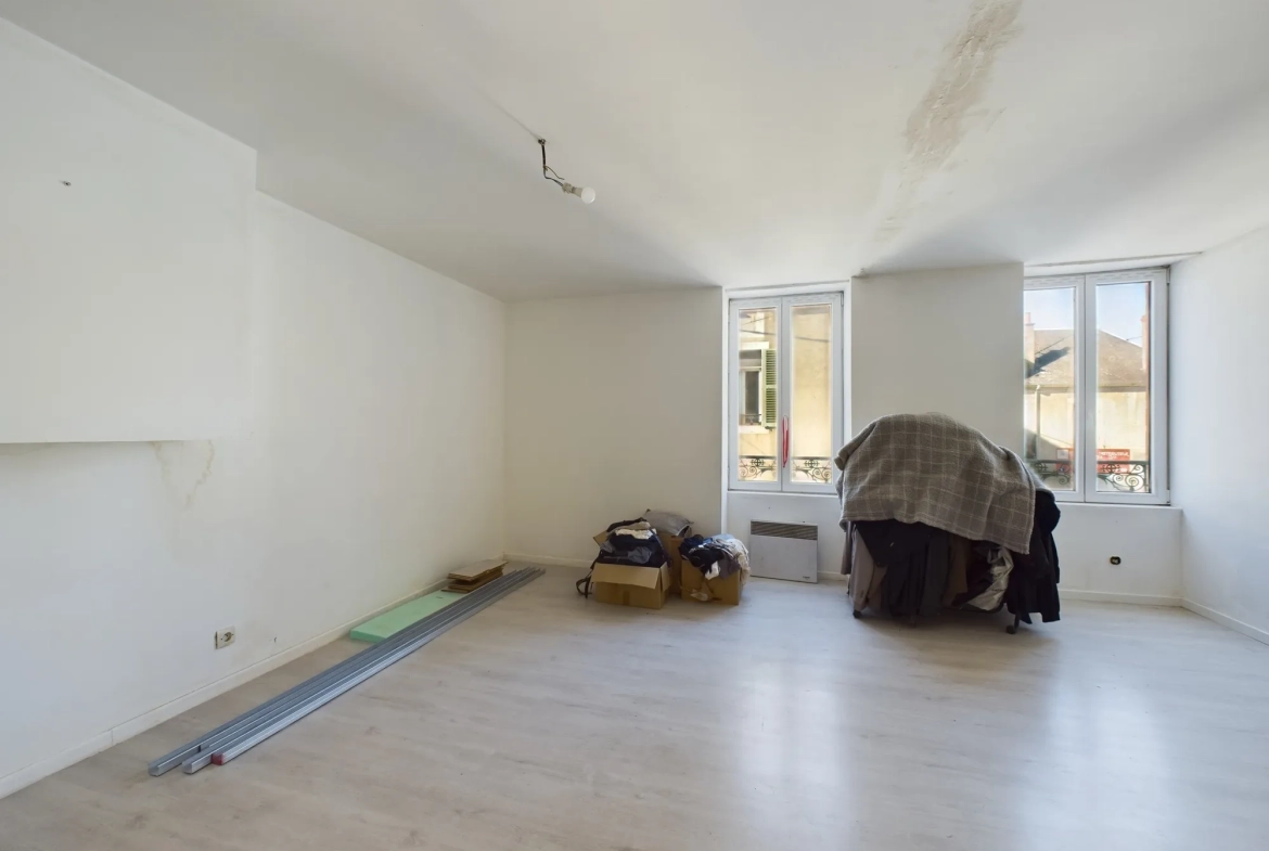 Maison de village à Jouet-sur-l'Aubois - 3 chambres, jardin, potentiel de rénovation 