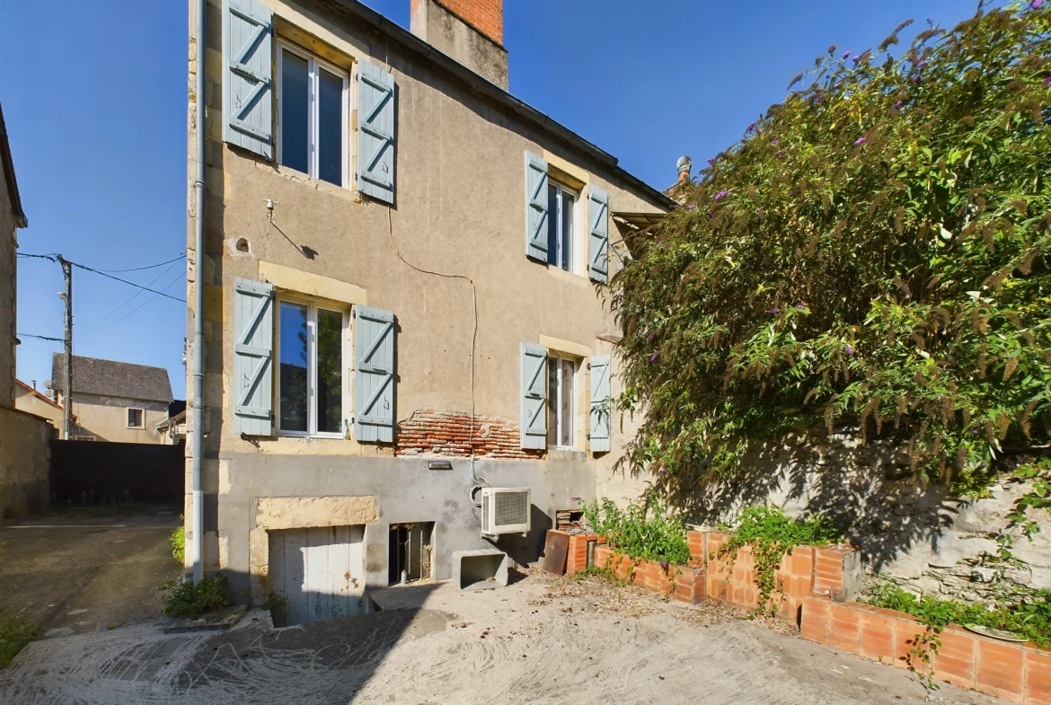 Maison de village à Jouet-sur-l'Aubois - 3 chambres, jardin, potentiel de rénovation 