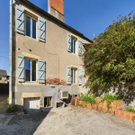 Maison de village à Jouet-sur-l'Aubois - 3 chambres, jardin, potentiel de rénovation