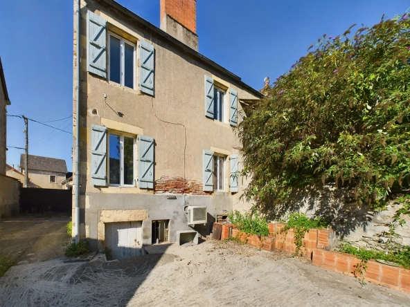 Maison de village à Jouet-sur-l'Aubois - 3 chambres, jardin, potentiel de rénovation