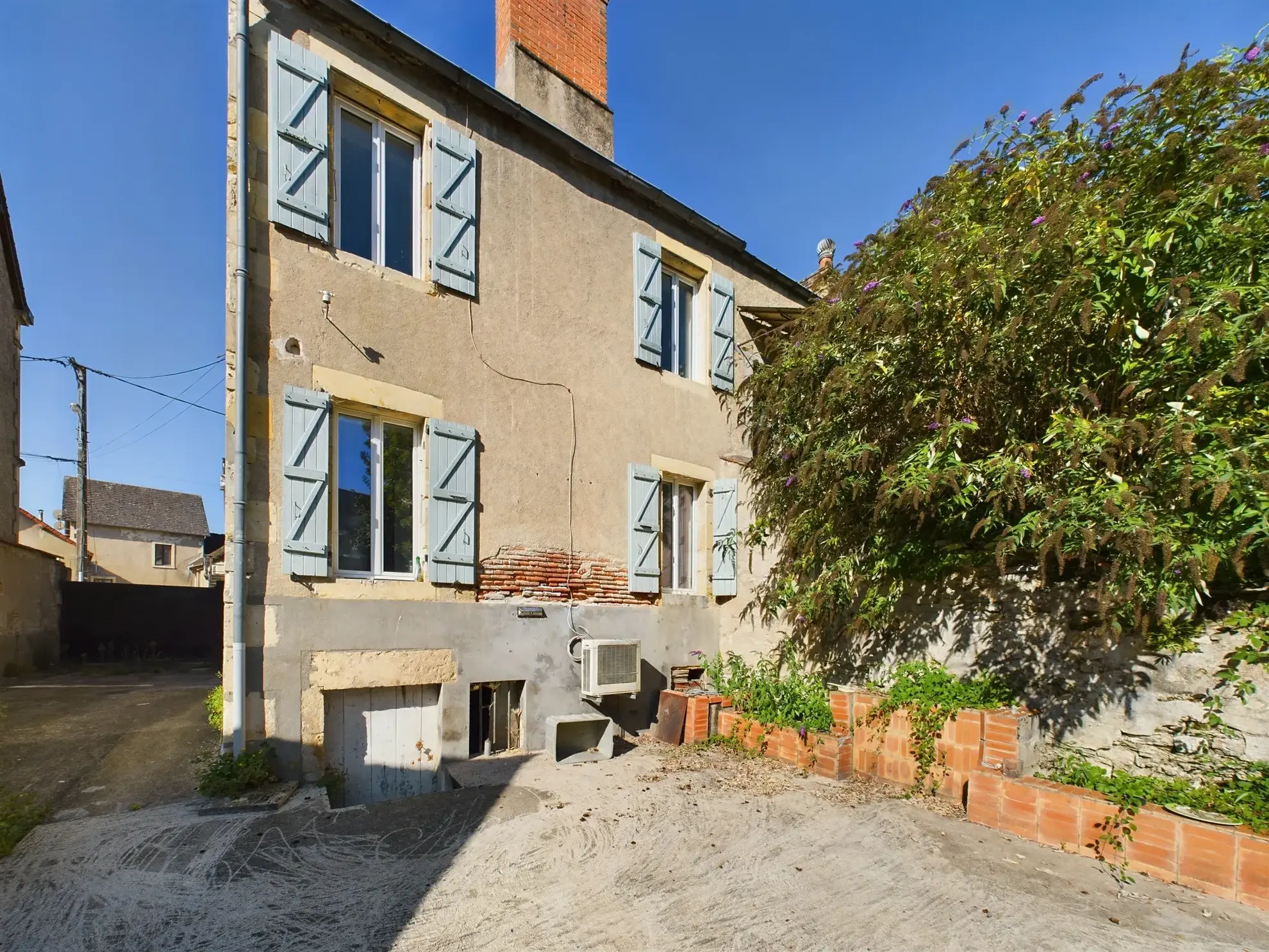 Maison de village à Jouet-sur-l'Aubois - 3 chambres, jardin, potentiel de rénovation 
