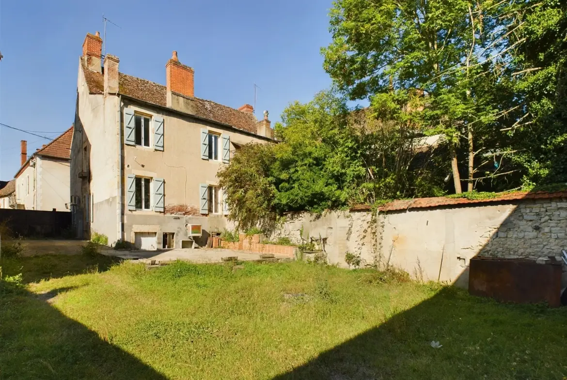 Maison de village à Jouet-sur-l'Aubois - 3 chambres, jardin, potentiel de rénovation 
