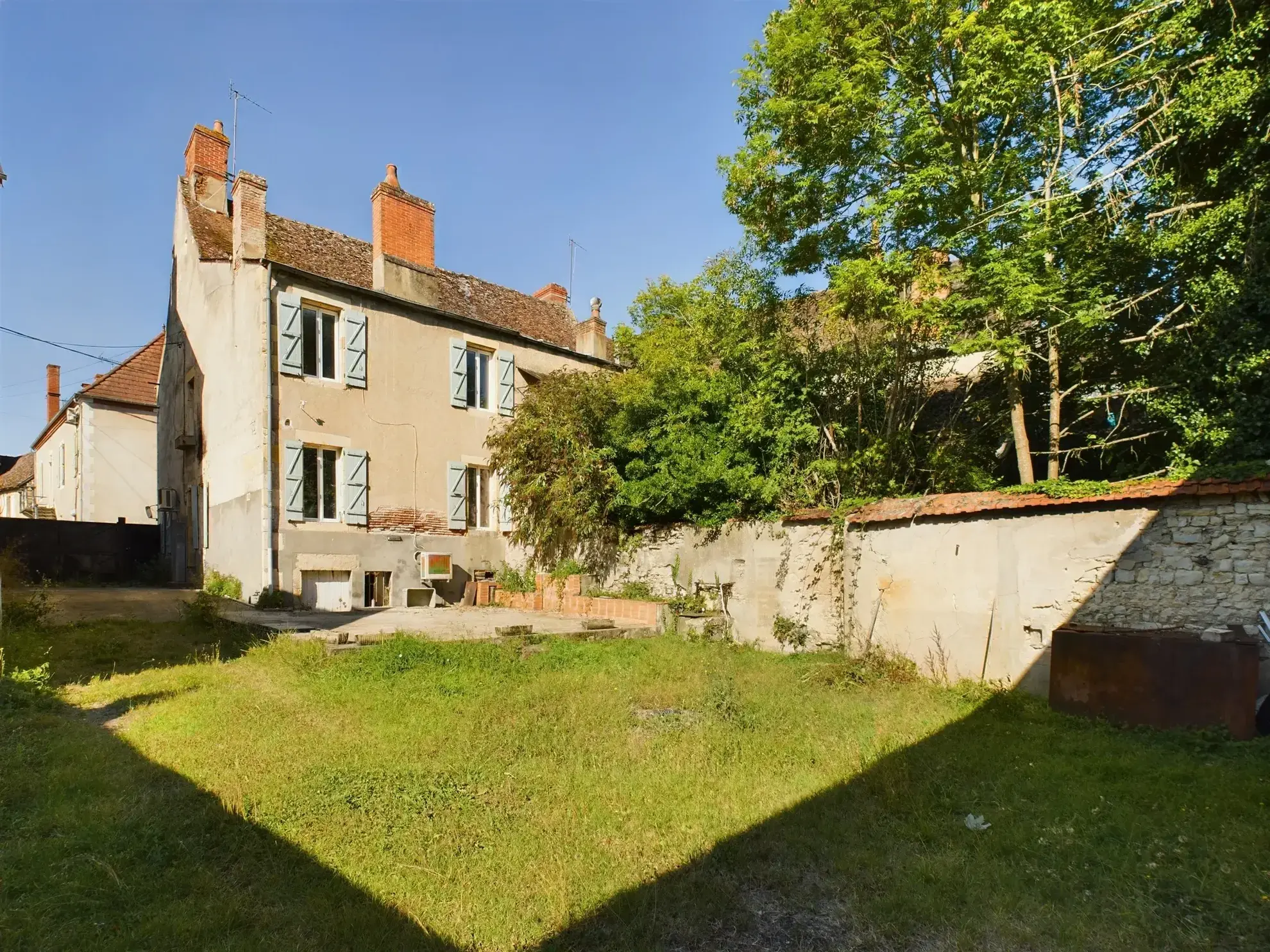 Maison de village à Jouet-sur-l'Aubois - 3 chambres, jardin, potentiel de rénovation 