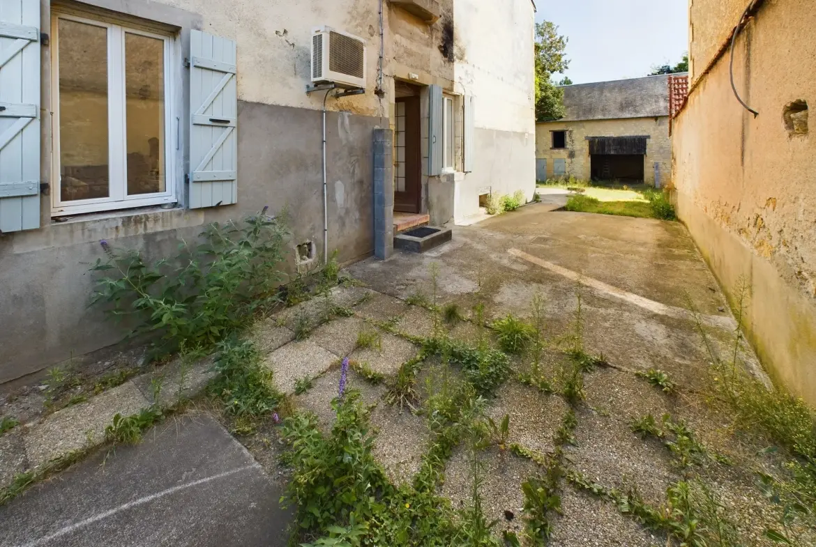 Maison de village à Jouet-sur-l'Aubois - 3 chambres, jardin, potentiel de rénovation 