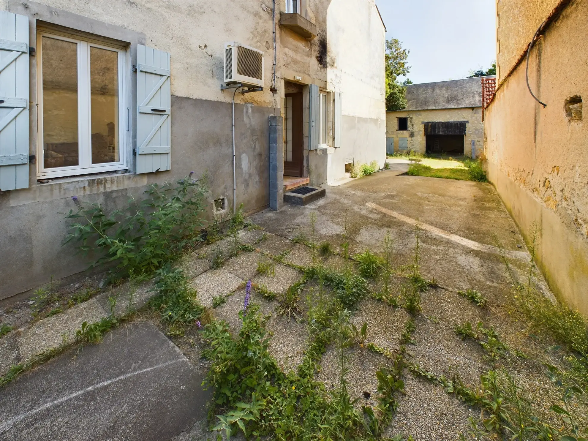 Maison de village à Jouet-sur-l'Aubois - 3 chambres, jardin, potentiel de rénovation 