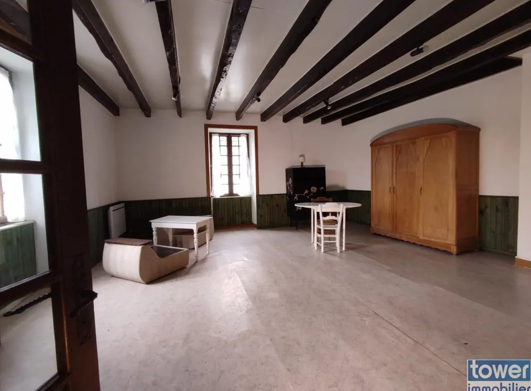 Maison de bourg de 130 m2 proche Nontron avec terrain et potentiel d'expansion 