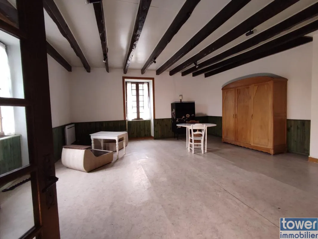 Maison de bourg de 130 m2 proche Nontron avec terrain et potentiel d'expansion 