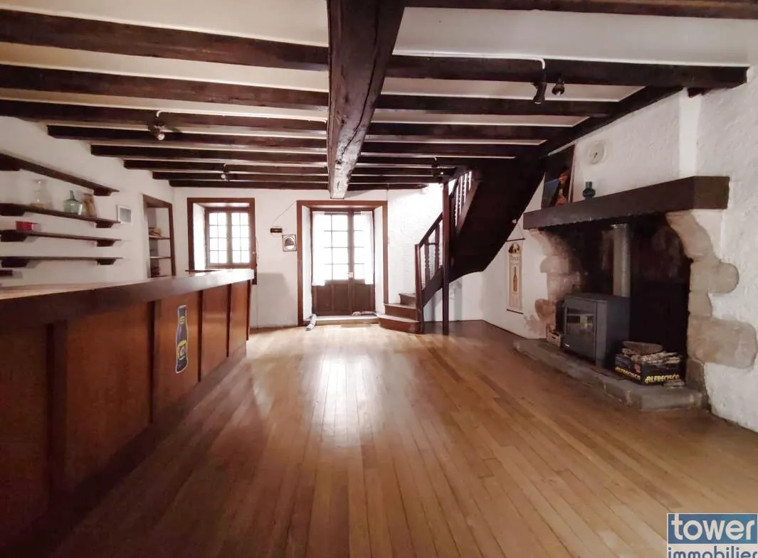 Maison de bourg de 130 m2 proche Nontron avec terrain et potentiel d'expansion 