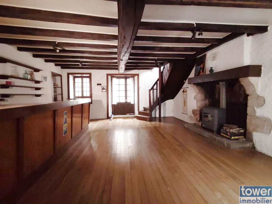 Maison de bourg de 130 m2 proche Nontron avec terrain et potentiel d'expansion 
