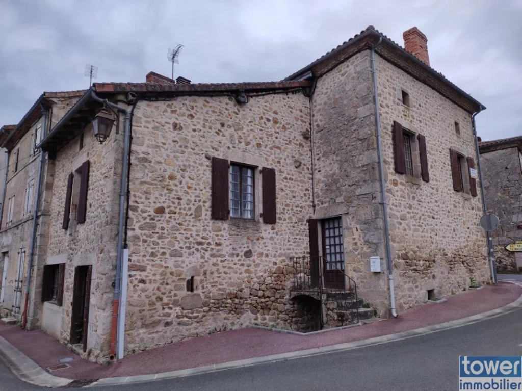 Maison de bourg de 130 m2 proche Nontron avec terrain et potentiel d'expansion