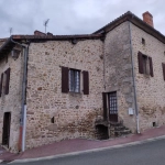 Maison de bourg de 130 m2 proche Nontron avec terrain et potentiel d'expansion