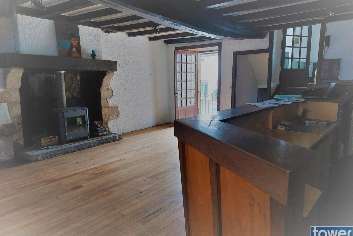 Maison de bourg de 130 m2 proche Nontron avec terrain et potentiel d'expansion 