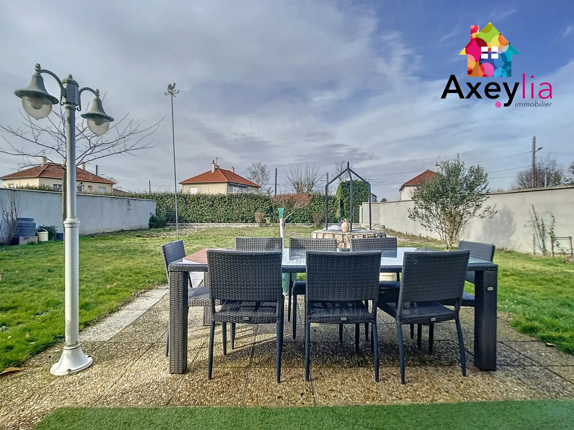 Maison rénovée avec 2 chambres, jardin et garage au Coteau 