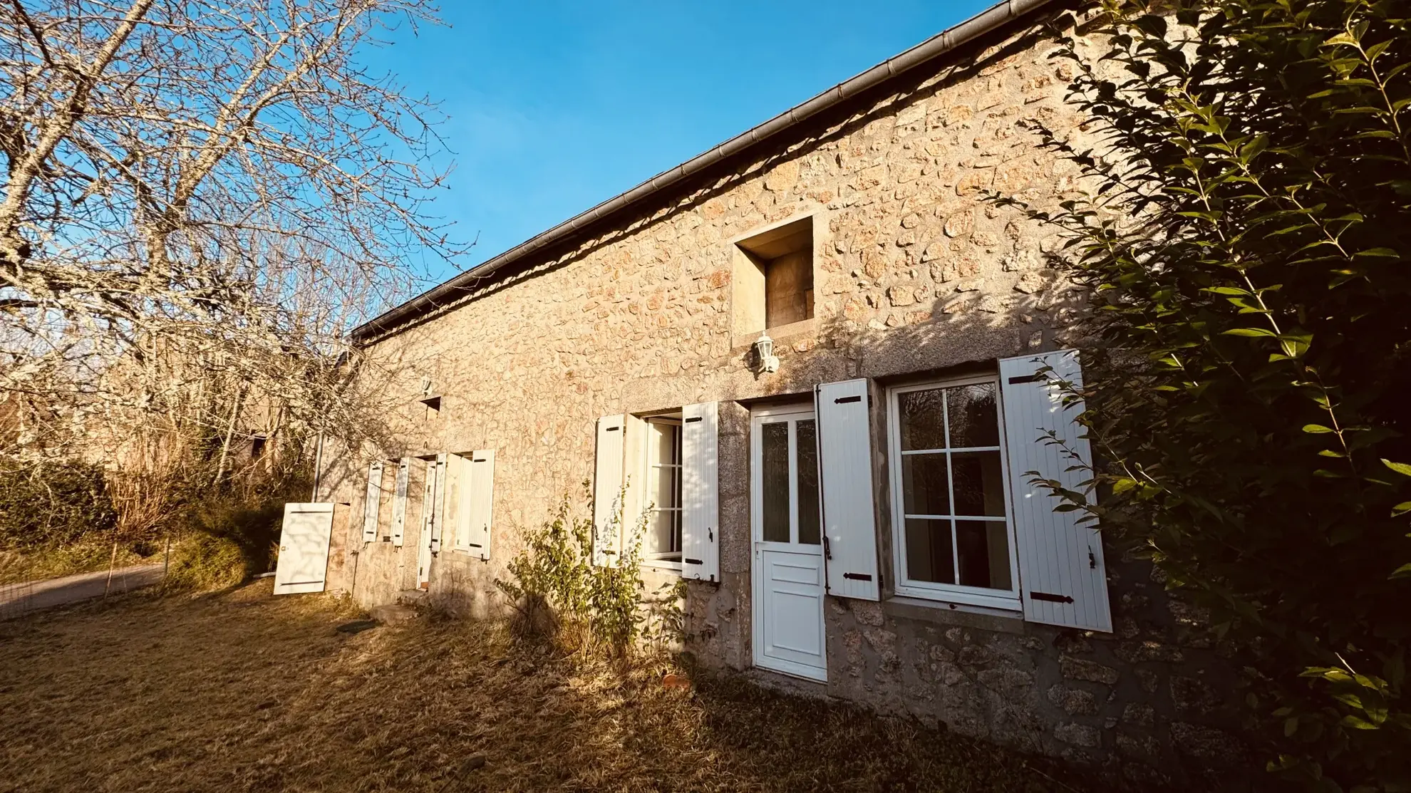 Longère bourguignonne rénovée avec grange à Brassy, Morvan 