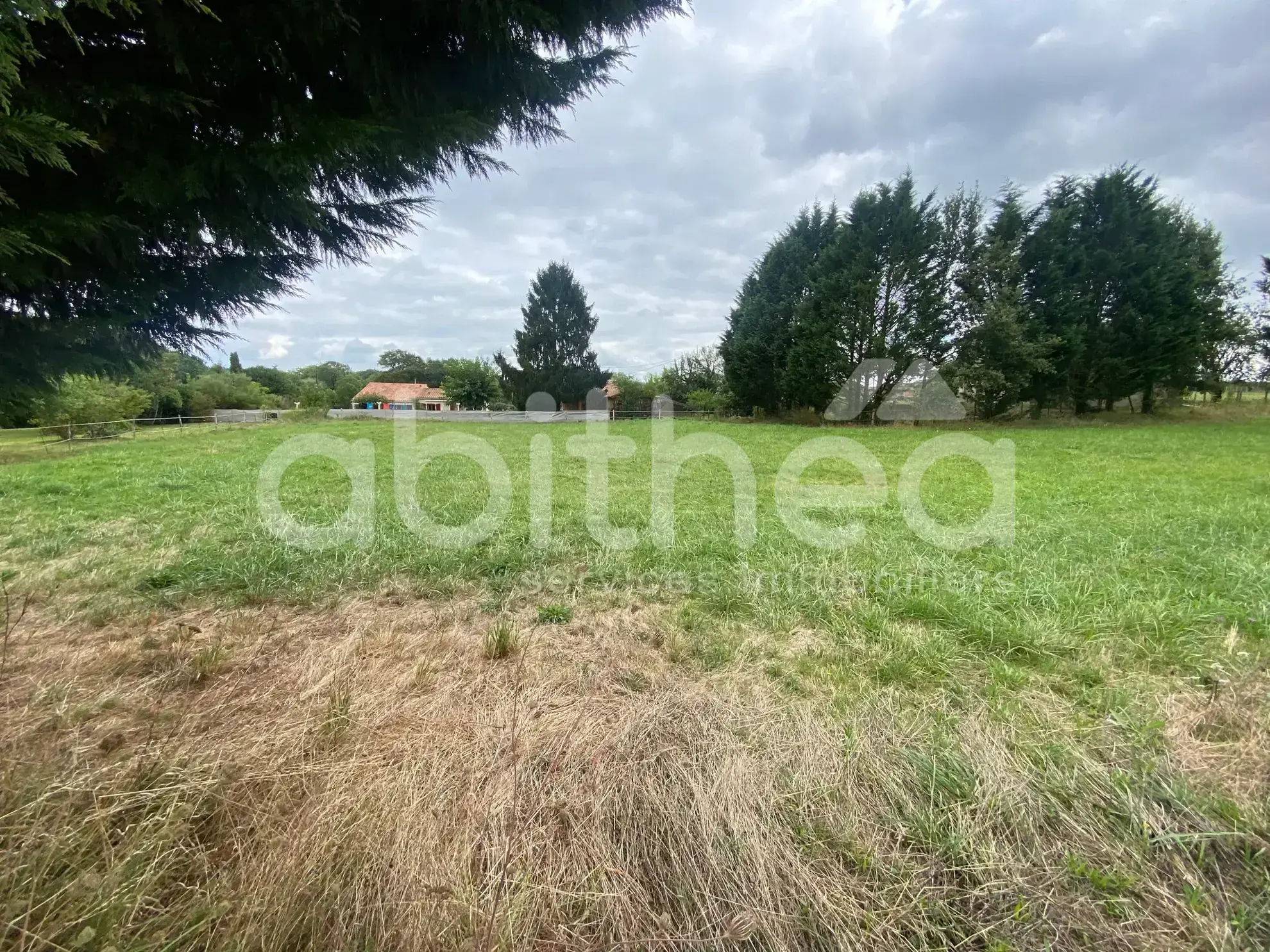 Terrain constructible non viabilisé à Cherves-Chatelars - Environnement calme 