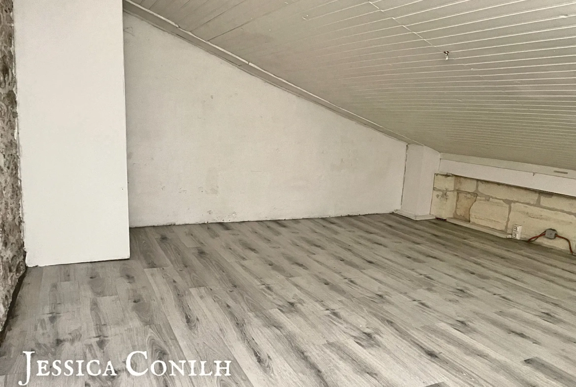 Maison de village rénovée de 35 m² avec grande grange à Gensac 