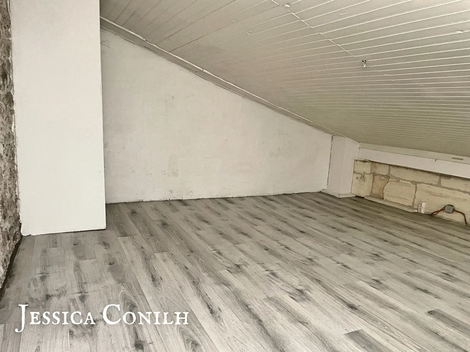 Maison de village rénovée de 35 m² avec grande grange à Gensac 