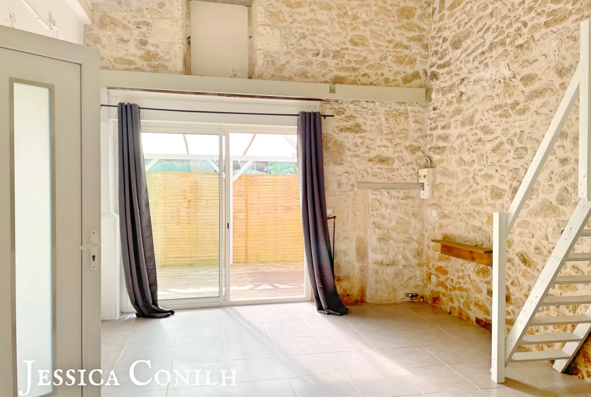 Maison de village rénovée de 35 m² avec grande grange à Gensac 