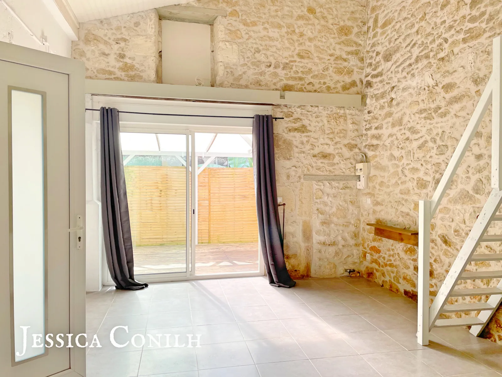 Maison de village rénovée de 35 m² avec grande grange à Gensac 