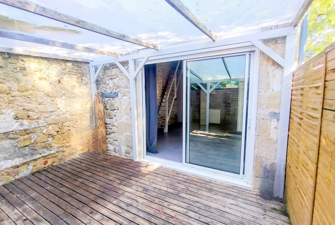 Maison de village rénovée de 35 m² avec grande grange à Gensac 