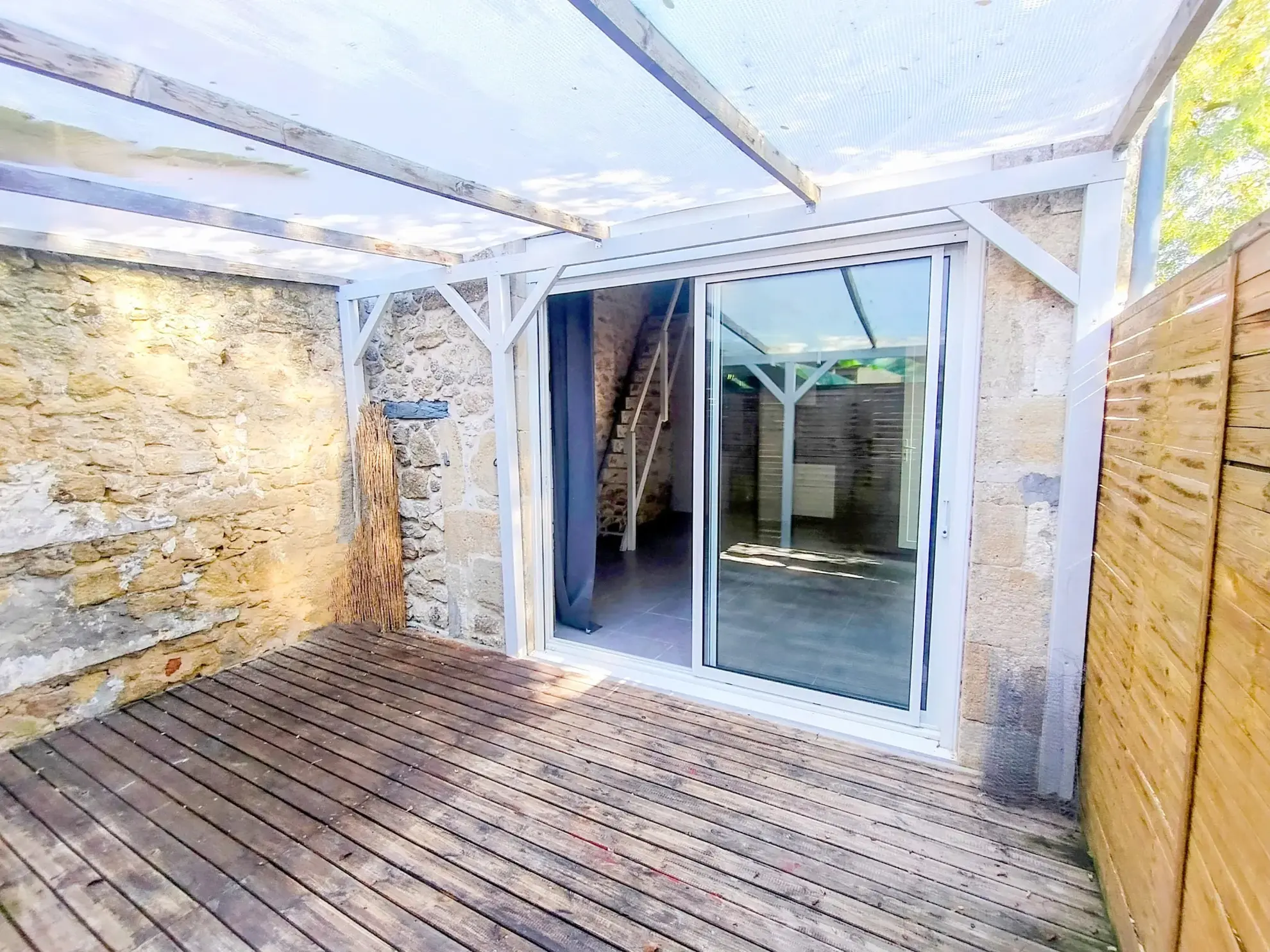 Maison de village rénovée de 35 m² avec grande grange à Gensac 